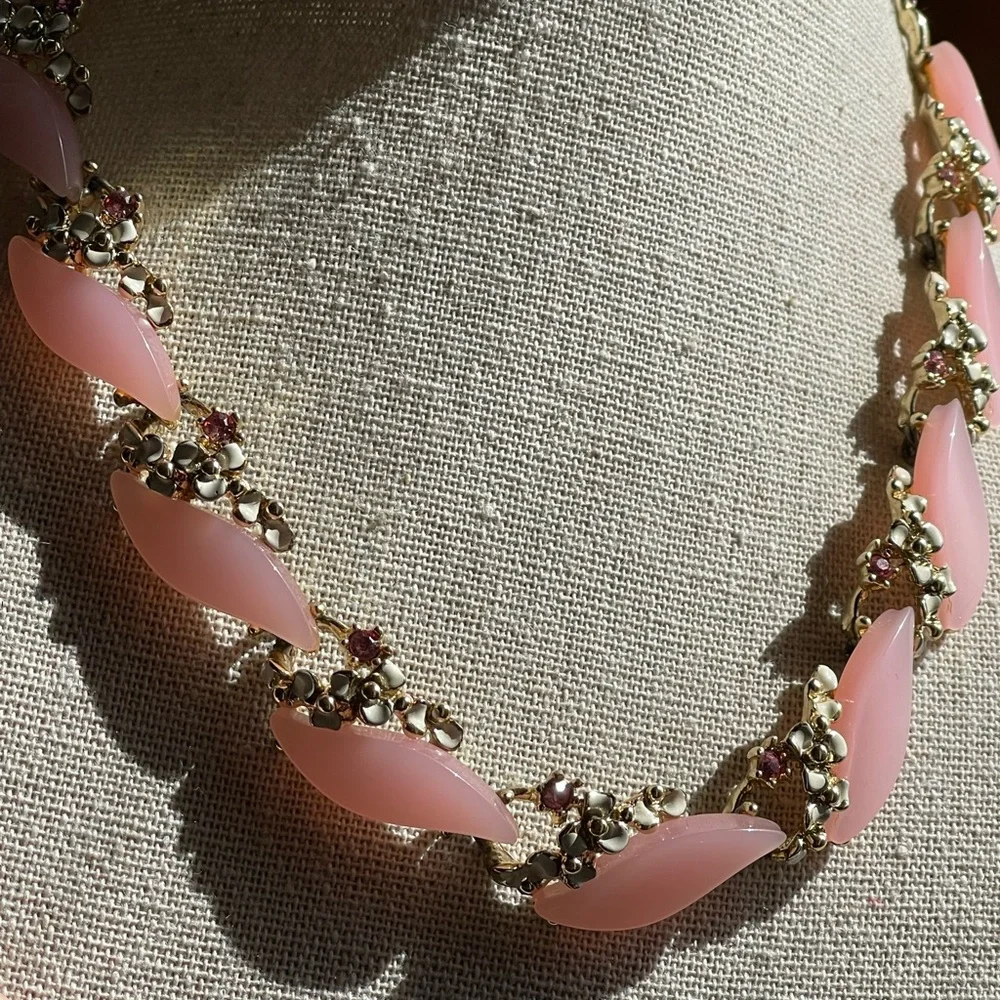 Vintage powder pink thermoset choker necklace with flowers and rhinestones - Picture 6 of 9